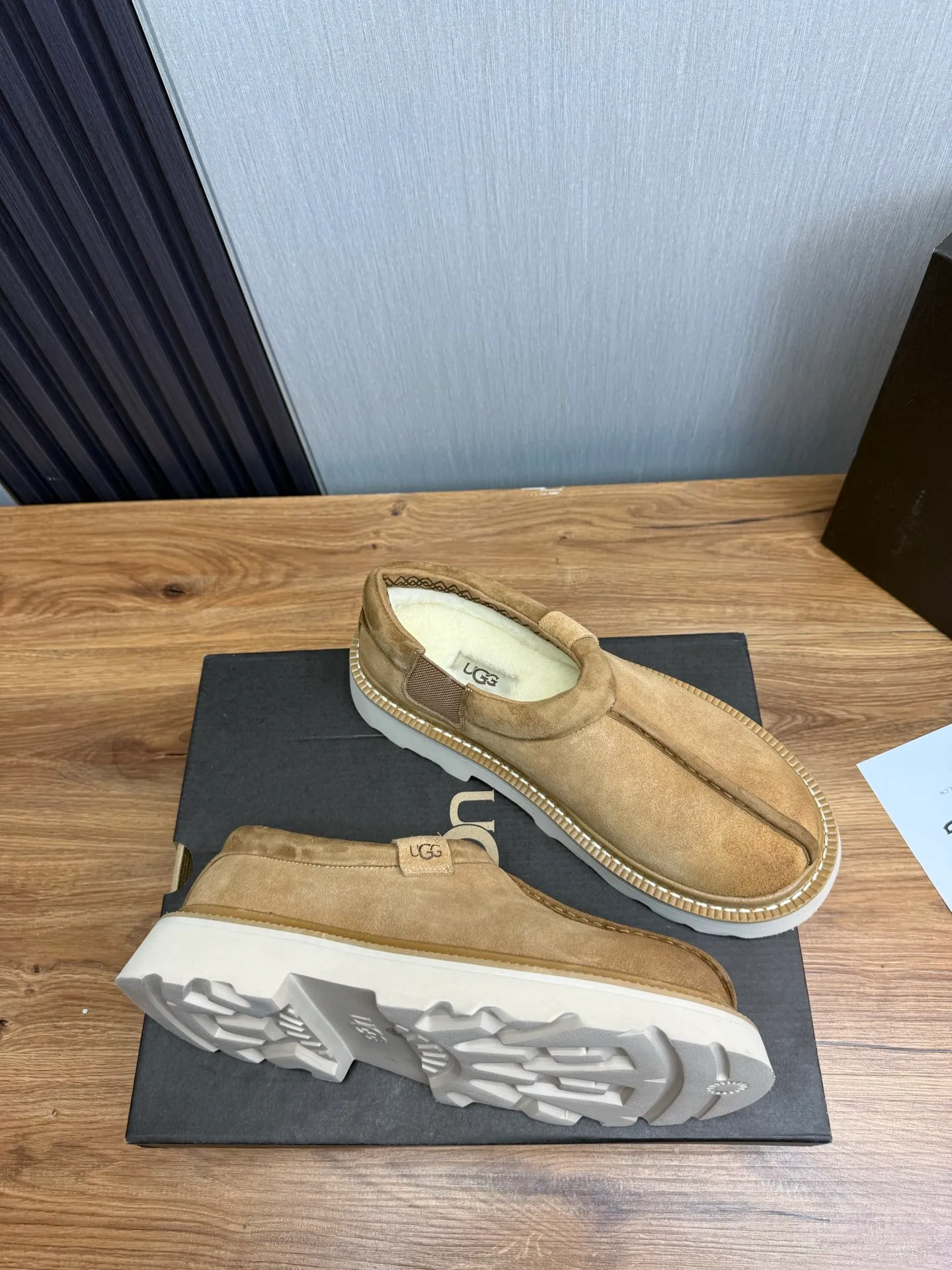 Men's shoes 💰560💰 New UGG fur integrated men's simple and fashionable snow boots. The most worth buying at the end of this year are warm casual shoes. Whether you are out and about at home, their comfortable and warm performance will be your most suitable fashion companion! The material is cowhide upper and imported wool is used inside. Warm and comfortable! The eva+ rubber patch outsole is cushioned, non-slip and wear-resistant, and has good elasticity. It is light and wear-resistant, comfortable and soft, and the new simple cut is more fashionable. It has both practicality and fashion sense, so you no longer have to worry about how to match it in winter, while still maintaining your fashionable taste. High-quality genuine wool. Look at the details for the material! Size: 39-40-41-42-43-44-44 sneaker size